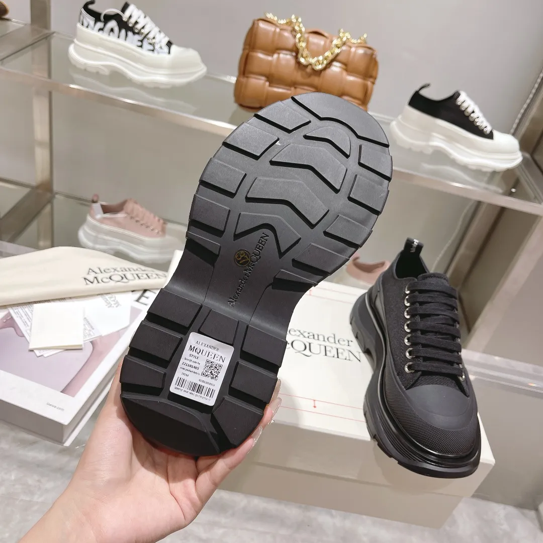 👟👟Ex-factory price 480👟👟 Hot item. Official website new colors factory direct sales! The latest version of Alexander McQueen's men's and women's couple's model is a hit👑Purchasing agent version. Original version 1:1. Fabric: original imported waterproof canvas. Lining: imported water chestnut sheepskin, strong, stain-resistant and breathable. Insole: Imported silk lining Outsole: T👟👟Ex-factory price U several layers of original combination sole (not an ordinary sole on the market) Packaging: Comes with original shoe box, cloth bag, certificate card Code number: 34-45